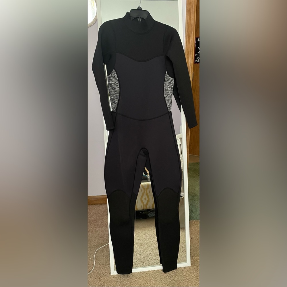 Women’s cold water full body wetsuit w/ booties. Size Small.